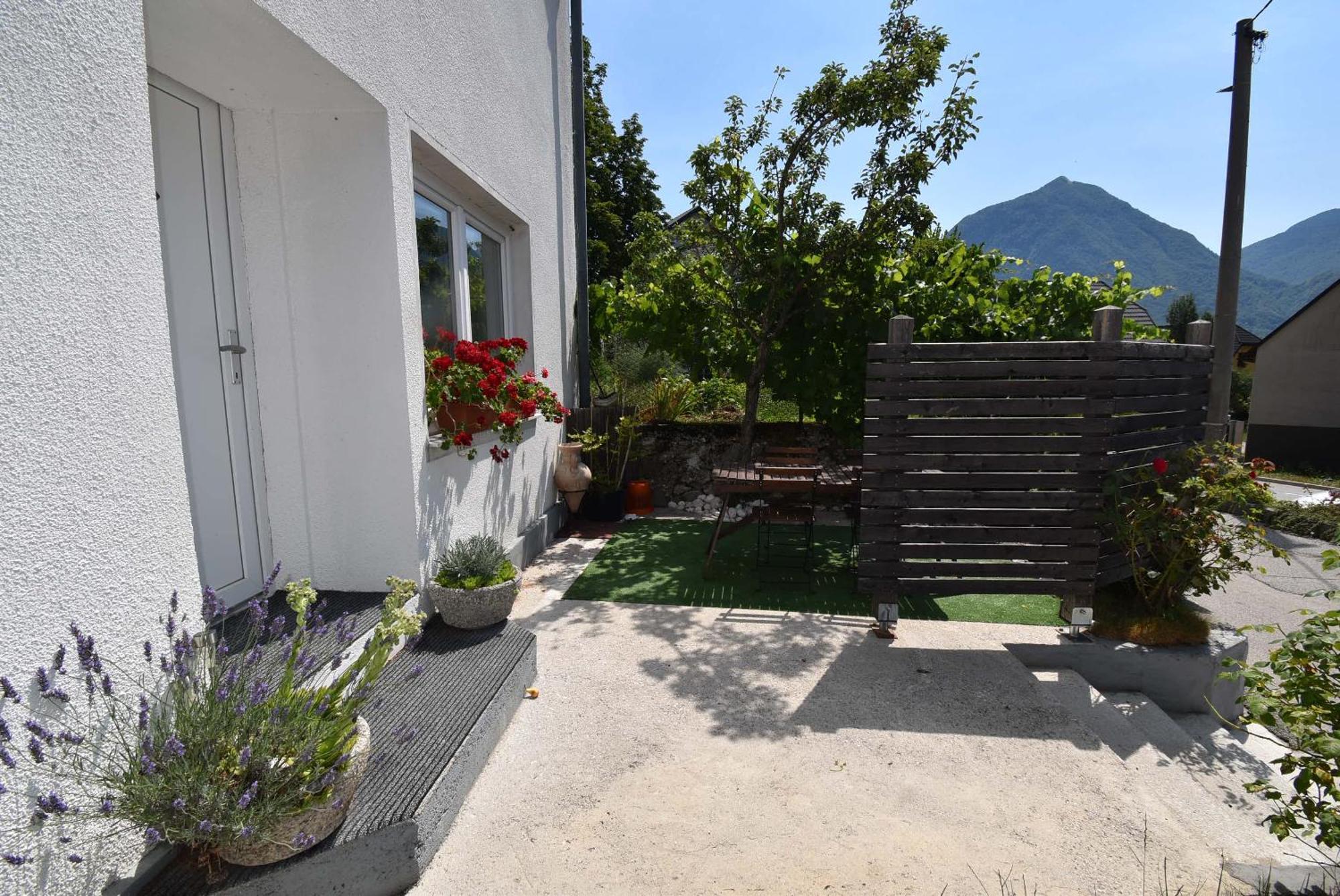 Apartments Free Alps, Massage & Wine Бовец Экстерьер фото
